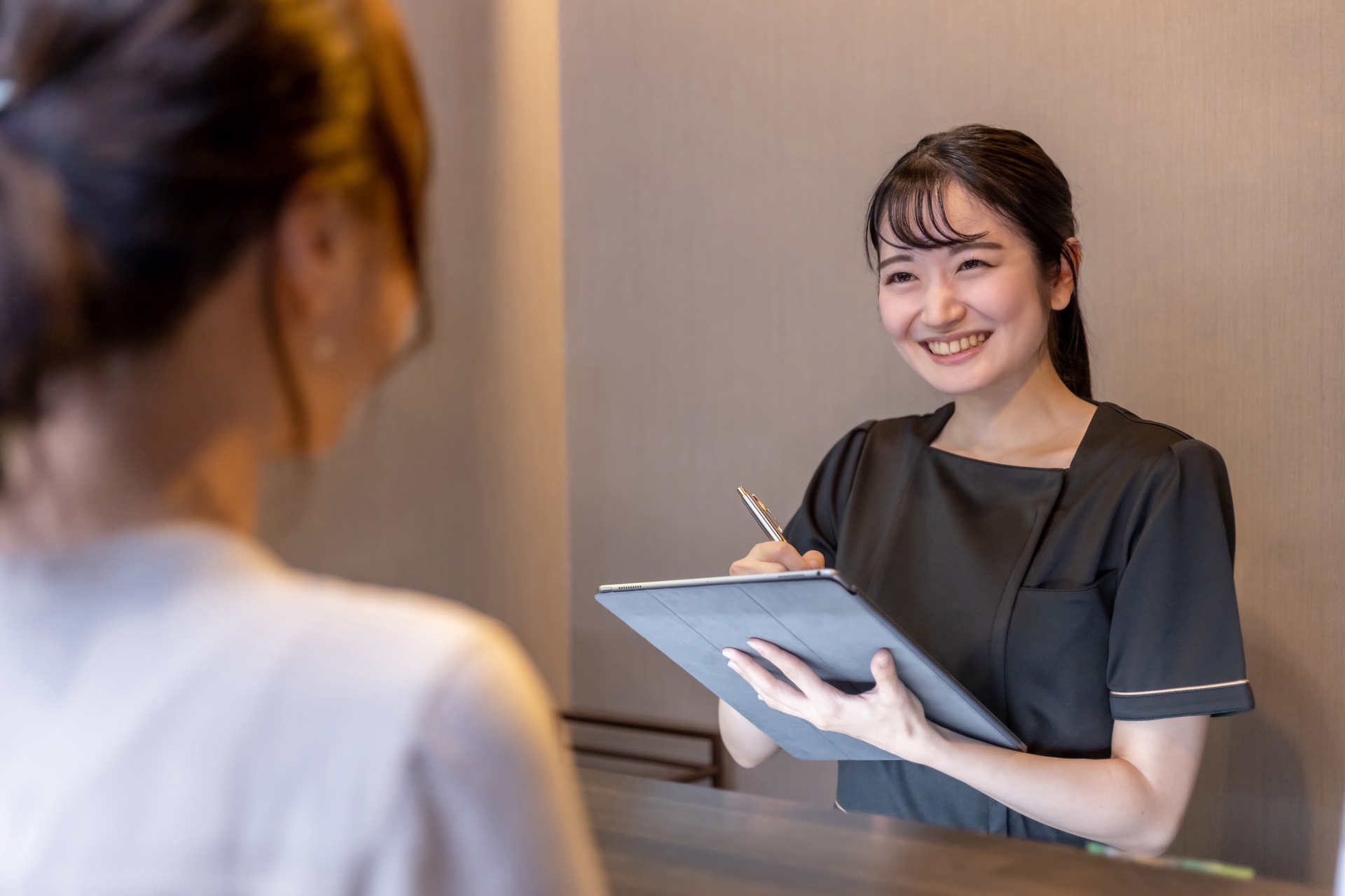 受付中の女性スタッフ