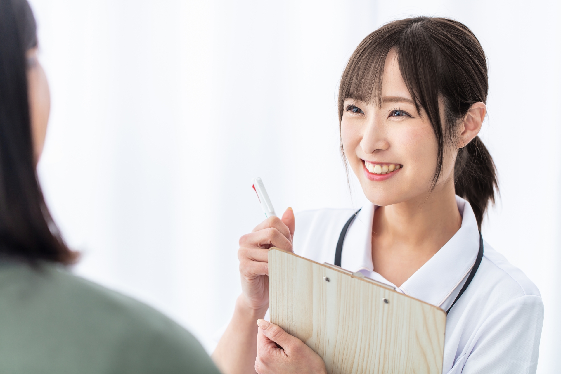 受付中の女性スタッフ